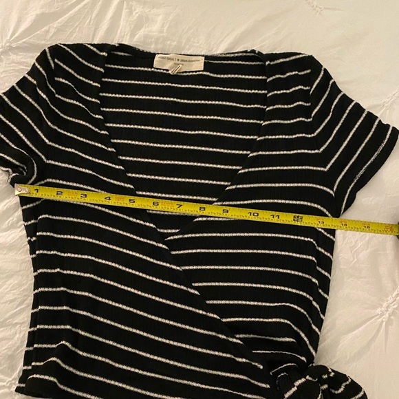 🚺📐Urban Outfitters black striped wrap top - Picture 5 of 8